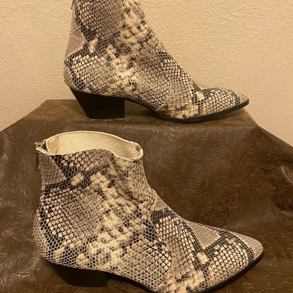 Steve Madden Cafe Ankle Boots Women 7 Grey Snakeskin Leather Pointed Toe Bootie